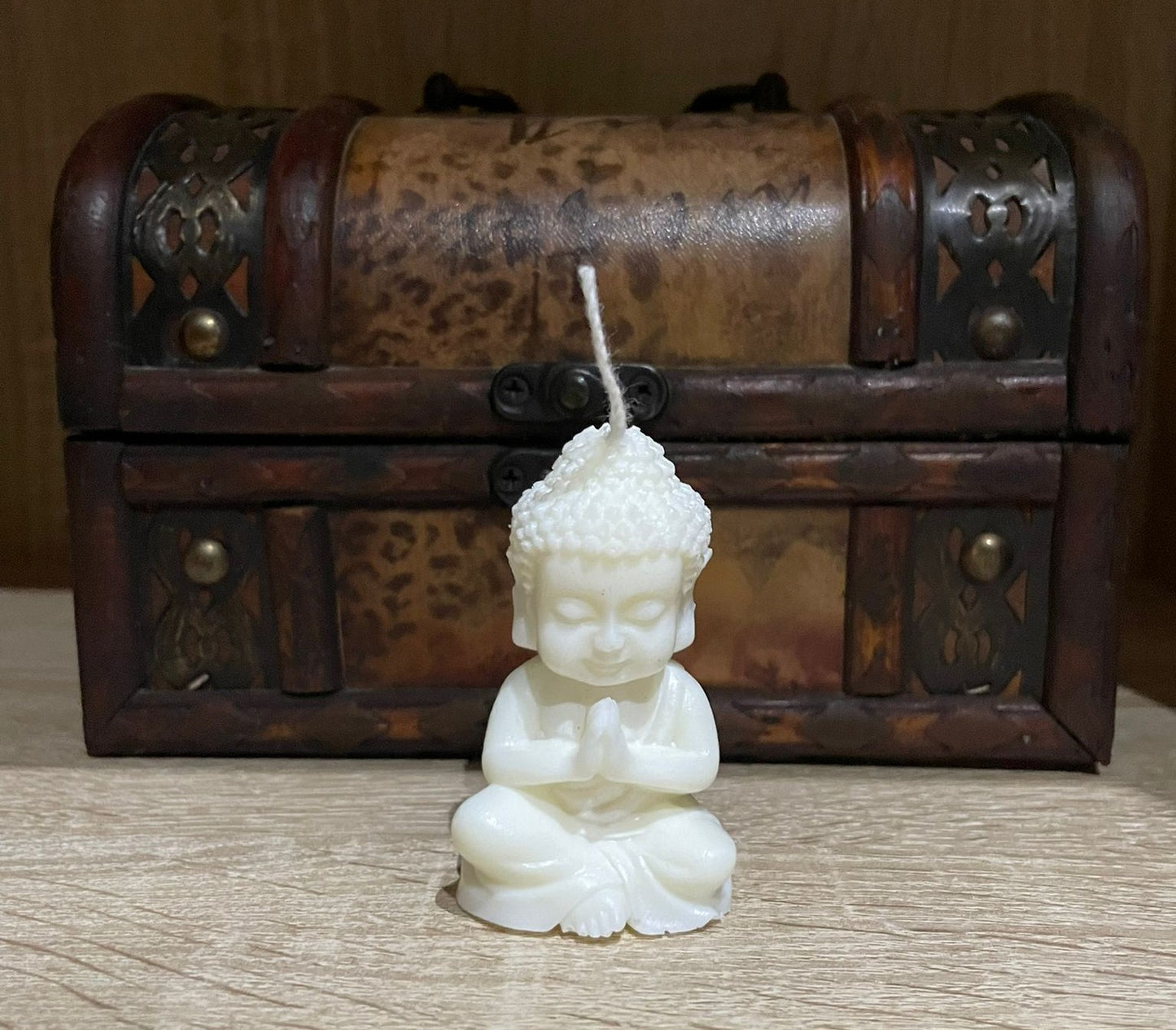 Vela Buda, decorativa y original.