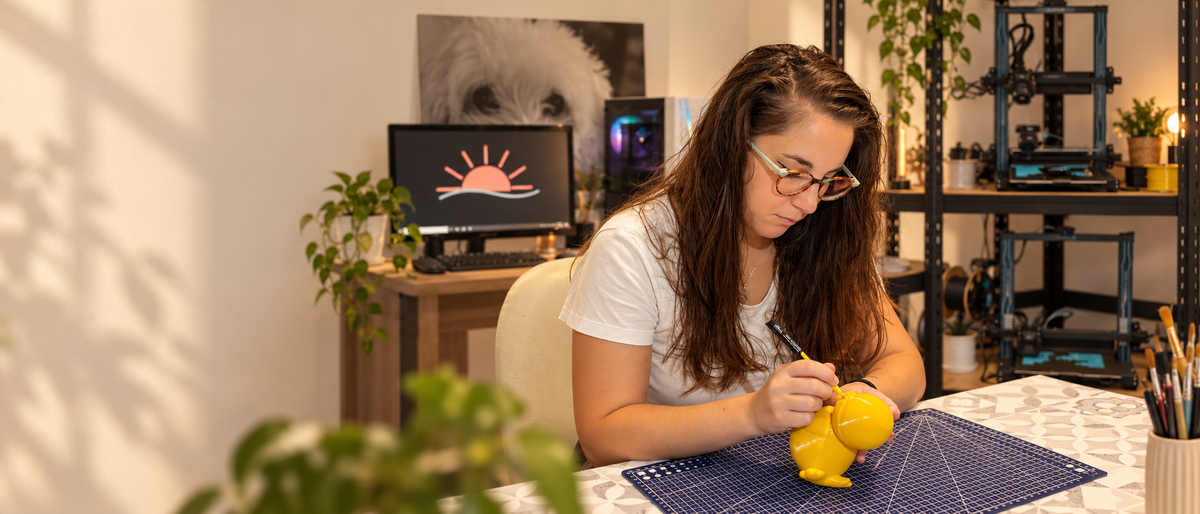 Alba trabajando en su taller creativo de Montemayor, Córdoba